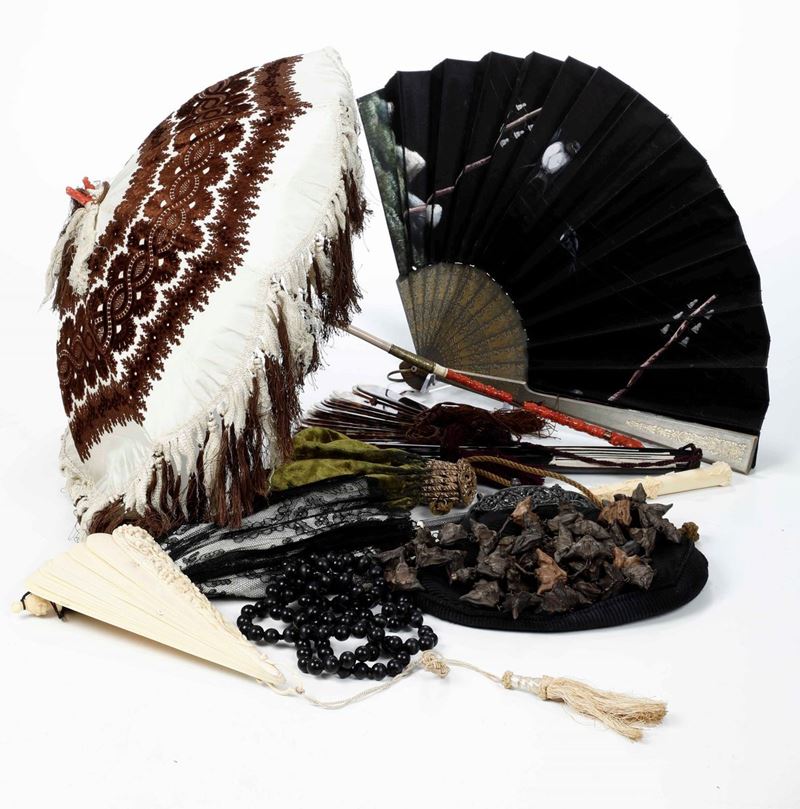 Due ombrellini, due borsette, un rosario e alcune montature ventagli  - Asta Antiquariato Febbraio | Cambi Time - Cambi Casa d'Aste