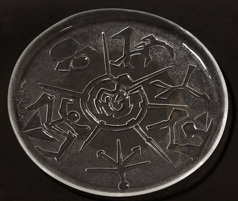 Arnaldo Pomodoro : Piatto in vetro stampato con decoro astratto.  - Asta Arti Decorative del XX secolo - Cambi Casa d'Aste