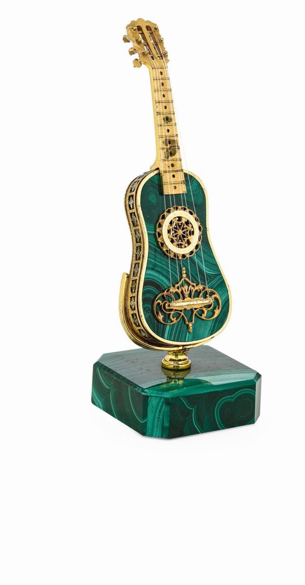 Chitarra in argento dorato e malachite. Argenteria artistica milanese del XX secolo