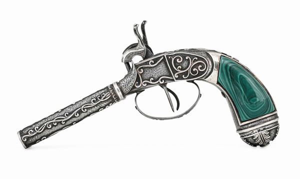 Antica pistola in argento e malachite. Argenteria artistica milanese del XX secolo
