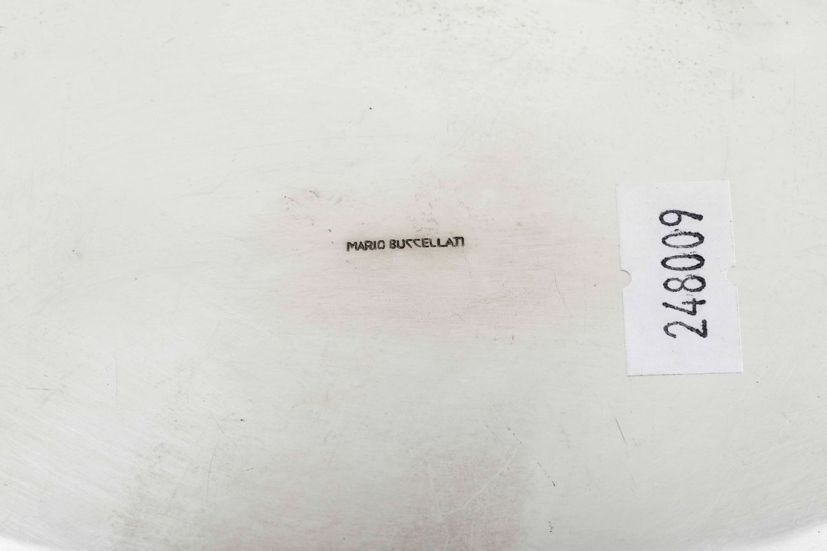 Piatto Ovale in Argento Fuso e Cesellato con Incisioni in Stile Neobarocco. Firma Incussa Mario B...