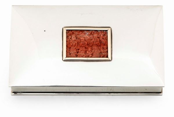 Scatola in argento con placca in corallo dentro cornice in oro 750. Argentiere F.lli Cacchione Milano per Tiffany & Co, XX secolo