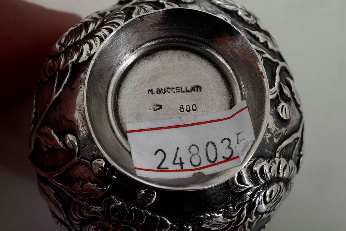 Miniatura di Vaso in Argento Sbalzato con Decoro Floreale. Argenteria Artistica Milanese, Secondo...