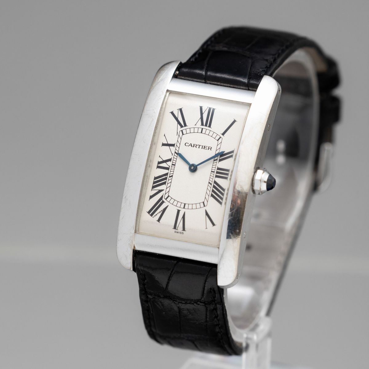 Cartier - Tank Americaine Oversize in Oro Bianco 18k, Carica Manuale con Zaffiro Cabochon sulla C...