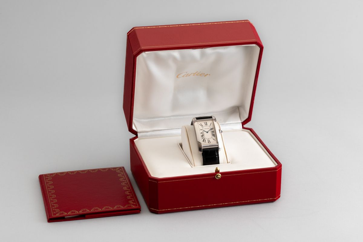 Cartier - Tank Americaine Oversize in Oro Bianco 18k, Carica Manuale con Zaffiro Cabochon sulla C...