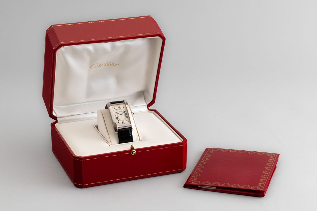 Cartier - Tank Americaine Oversize in Oro Bianco 18k, Carica Manuale con Zaffiro Cabochon sulla C...