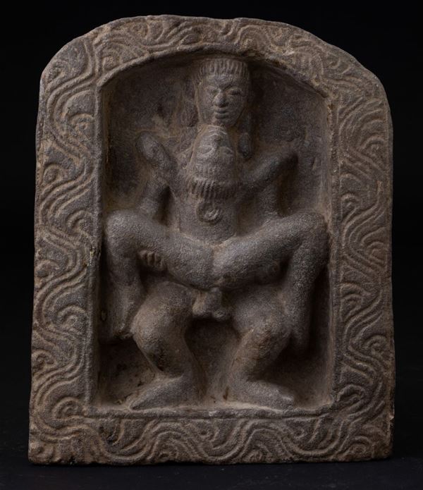 Piccola stele scolpita in pietra raffigurante scena tantrica, India, XIX secolo