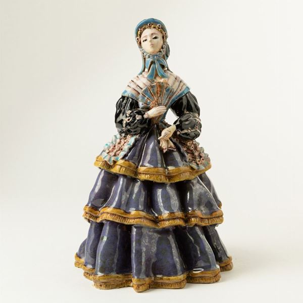 Figura di donna in abiti ottocenteschi