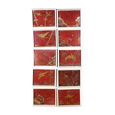 Serie di dieci pannelli con decoro a cineserie, con uccelli e piante, fondo rosso, XIX secolo