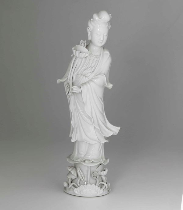 Figura di Guanyin con fiore in porcellana Blanc de Chine, Cina, Dinastia Qing, XIX secolo