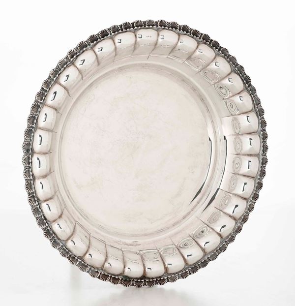 Vassoio di forma circolare in argento. Argenteria artistica del XX secolo