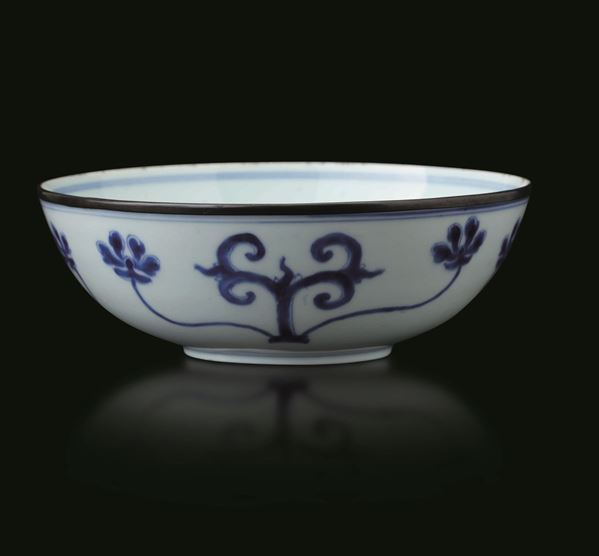 Bowl in porcellana bianca e blu con decori floreali, Cina, Dinastia Qing, marca e del periodo Yongzheng (1723-1735)