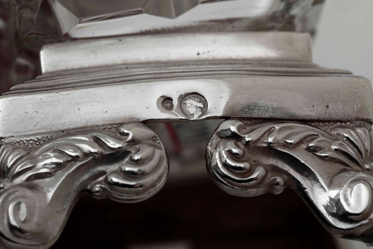 Coppia di Saliere in Argento Primo Titolo Fuso, Sbalzato, Cesellato e Vaschette in Vetro Molato. ...