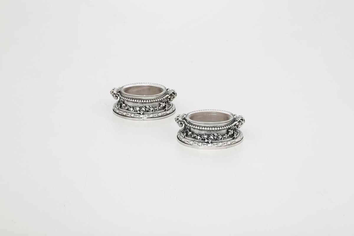 Coppia di Saliere in Argento Fuso e Cesellato, Vaschette in Vetro. Argenteria Francese del XIX Se...
