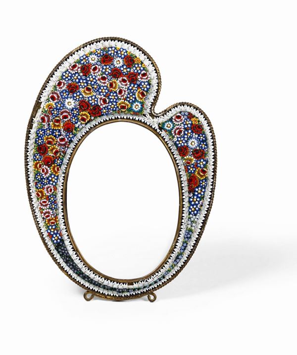 Cornice in ottone a guisa di tavolozza con mosaico floreale in vetro colorato. Manifattura artistica inizi XX secolo