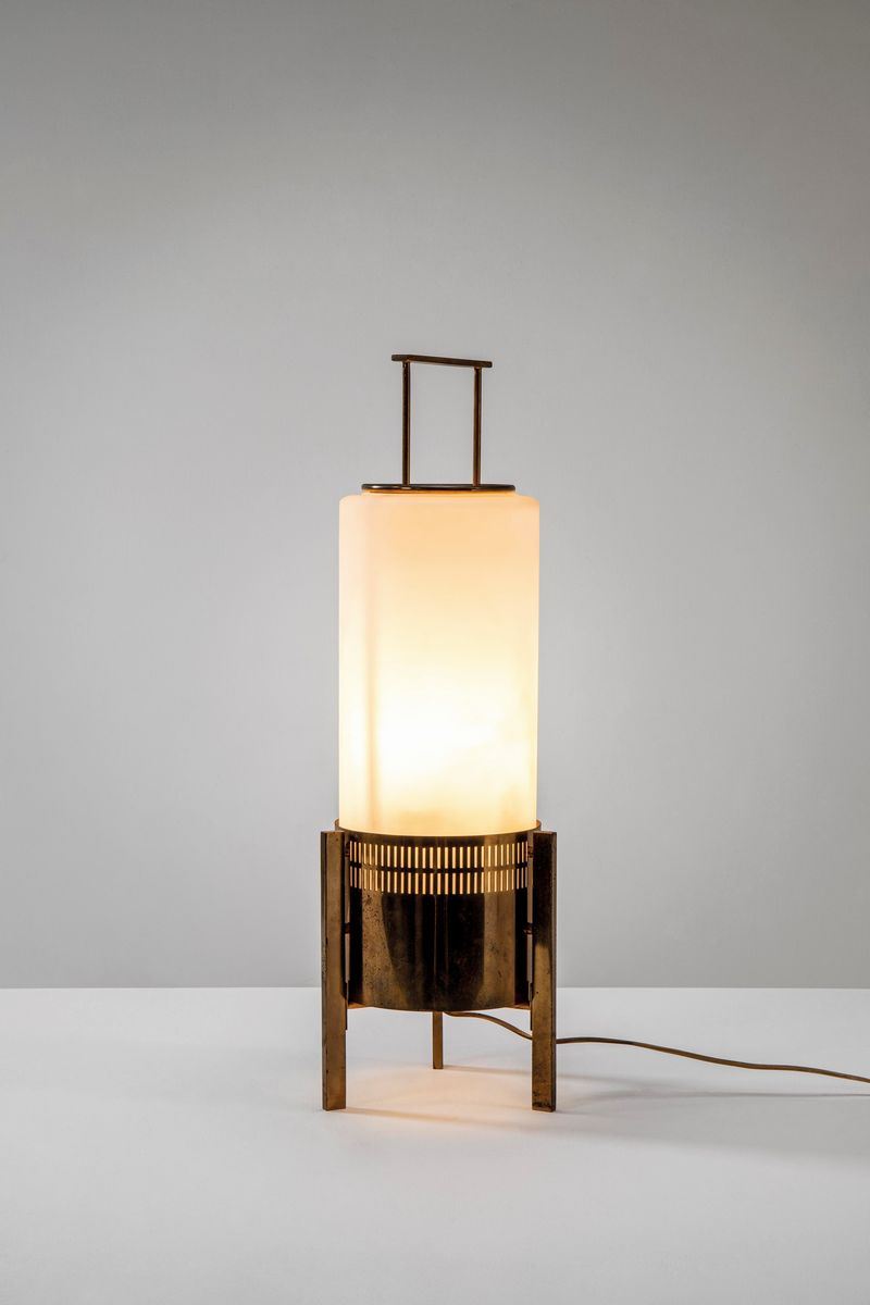 Stilnovo : Stilnovo. Brass table lamp with opal glass diffuser.  - Auction Fine Design - Cambi Casa d'Aste