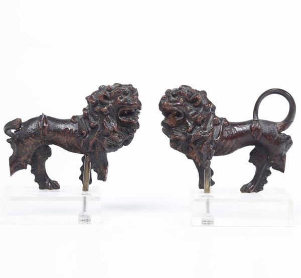 Due leoni in legno intagliato. Scultore del XVIII secolo
