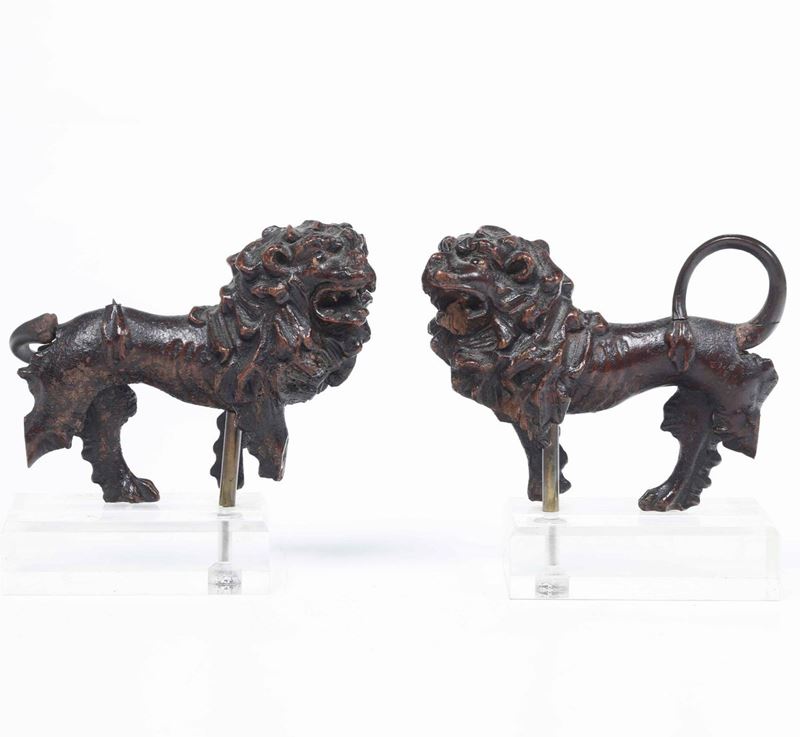 Due leoni in legno intagliato. Scultore del XVIII secolo  - Asta Scultura e Oggetti d'Arte | Cambi Time - Cambi Casa d'Aste