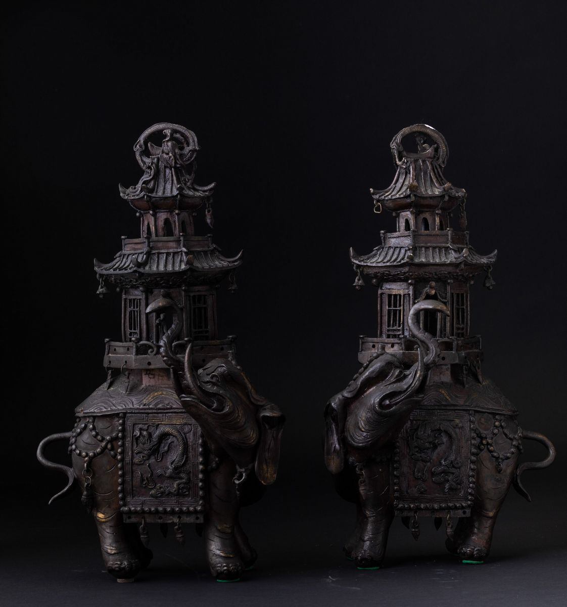 Coppia di Incensieri in Bronzo a Foggia di Elefanti con Pagode sul Dorso, Giappone, Periodo Meiji...