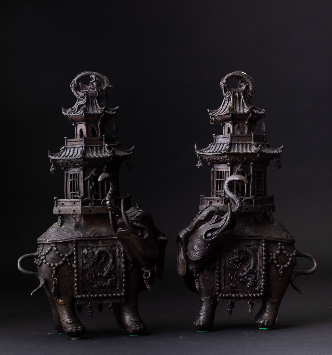 Coppia di Incensieri in Bronzo a Foggia di Elefanti con Pagode sul Dorso, Giappone, Periodo Meiji...