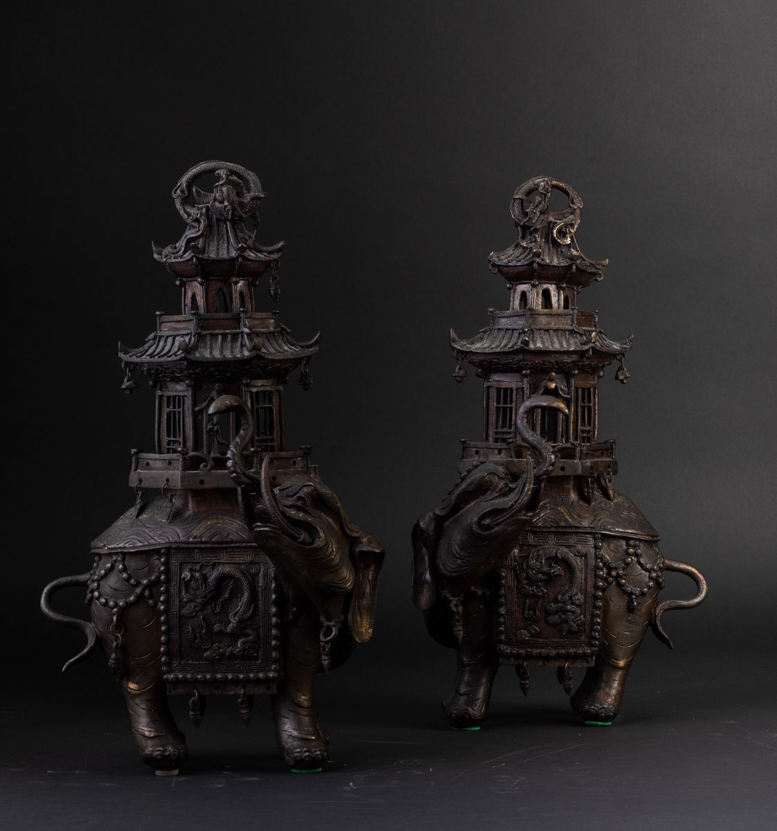 Coppia di Incensieri in Bronzo a Foggia di Elefanti con Pagode sul Dorso, Giappone, Periodo Meiji...