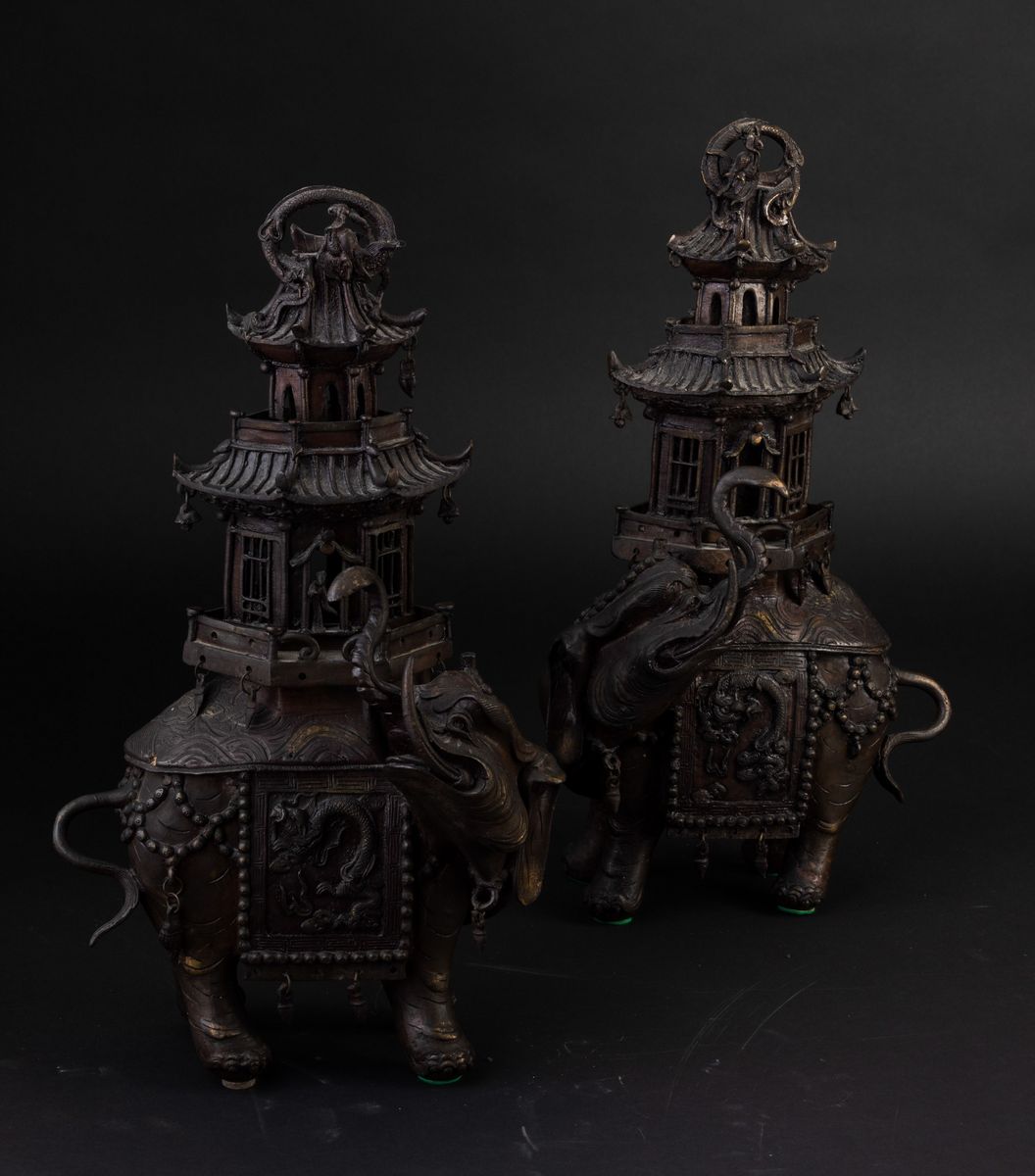 Coppia di Incensieri in Bronzo a Foggia di Elefanti con Pagode sul Dorso, Giappone, Periodo Meiji...