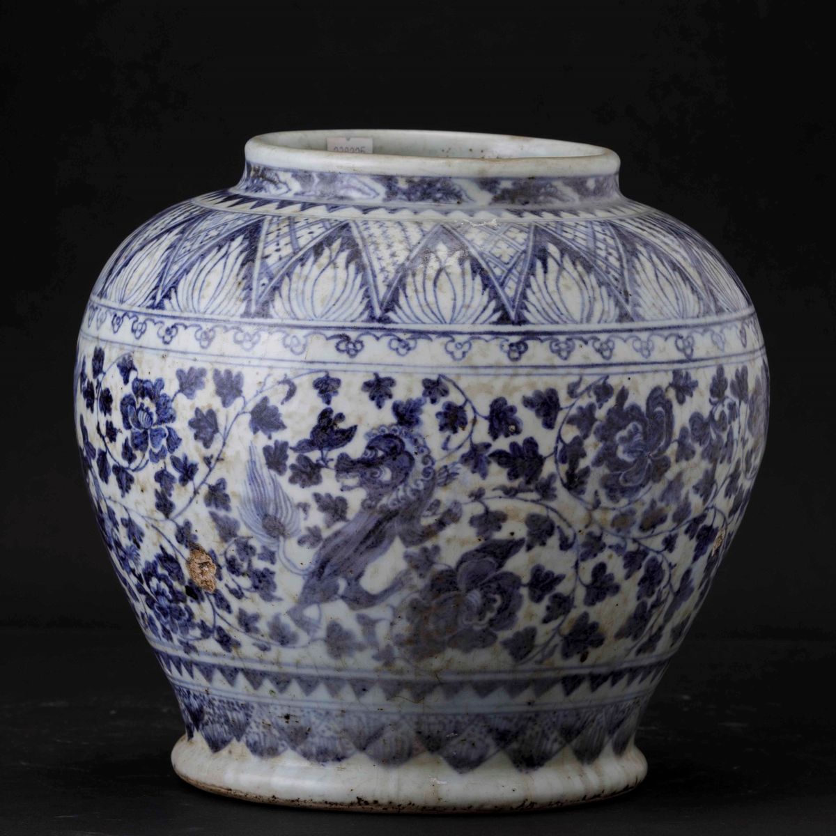 Vaso in Porcellana Bianca e Blu con Figure di Draghi e Decori Floreali, Cina, Dinastia Ming, Iniz...