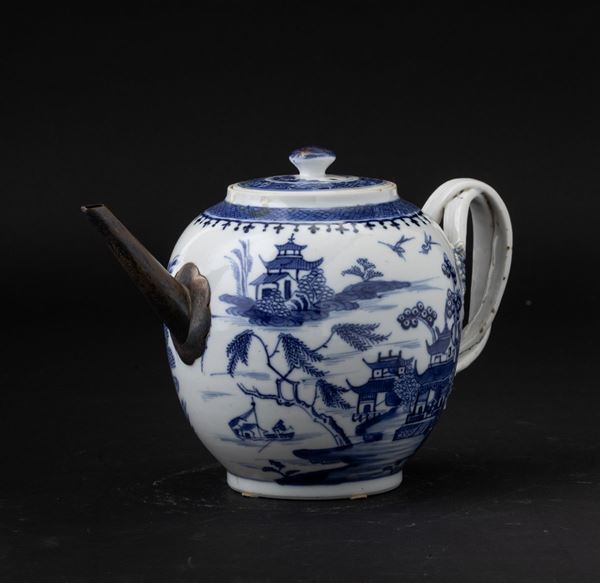 Teiera in porcellana bianca e blu con raffigurazioni di paesaggio, Cina, Dinastia Qing, epoca Qianlong (1736-1796)