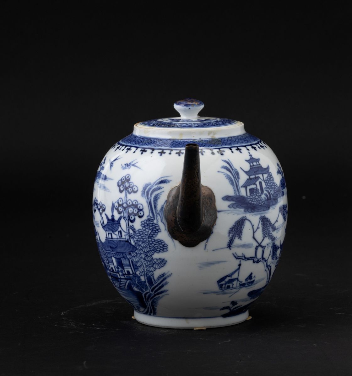 Teiera in Porcellana Bianca e Blu con Raffigurazioni di Paesaggio, Cina, Dinastia Qing, Epoca Qia...