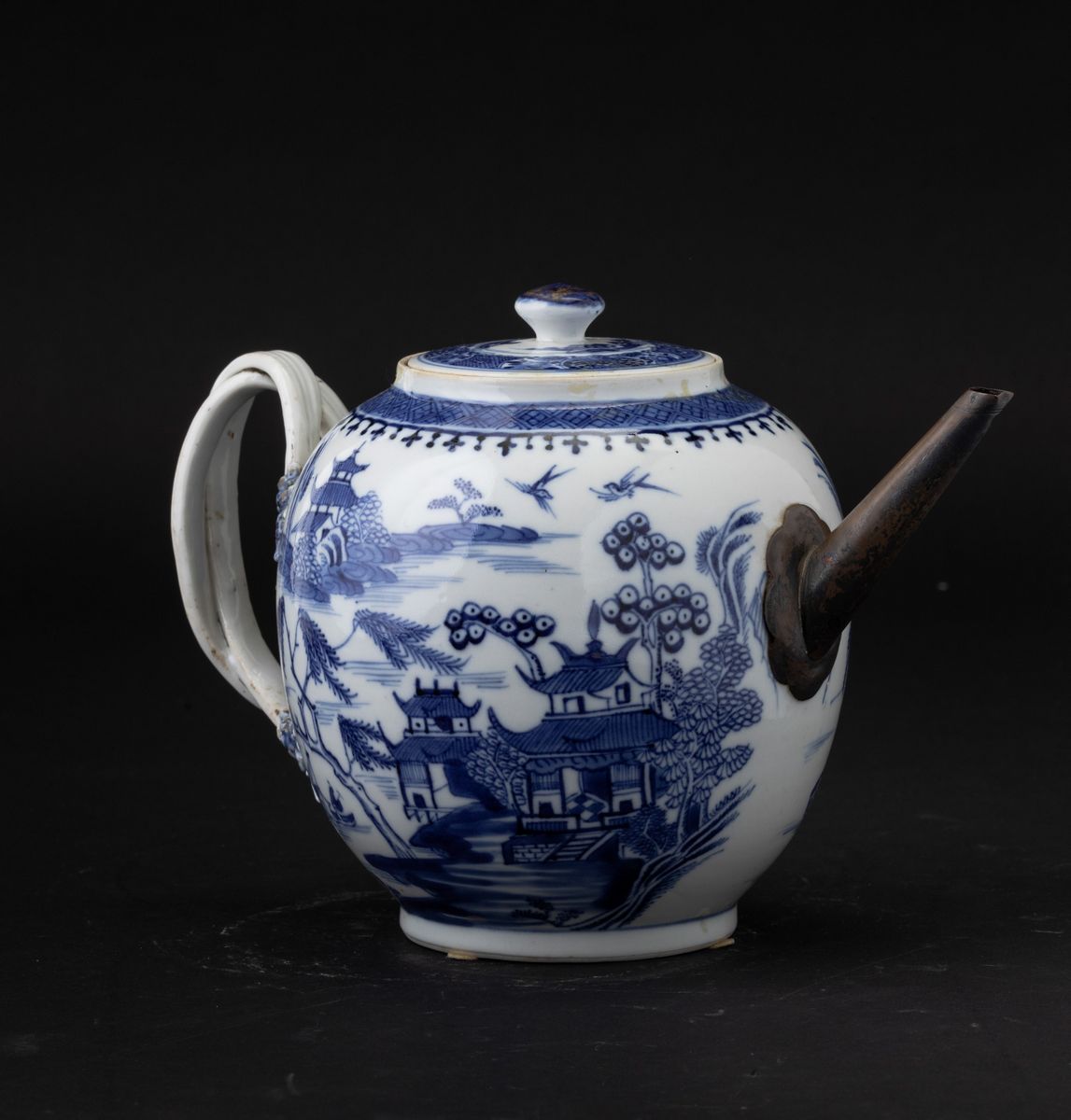 Teiera in Porcellana Bianca e Blu con Raffigurazioni di Paesaggio, Cina, Dinastia Qing, Epoca Qia...