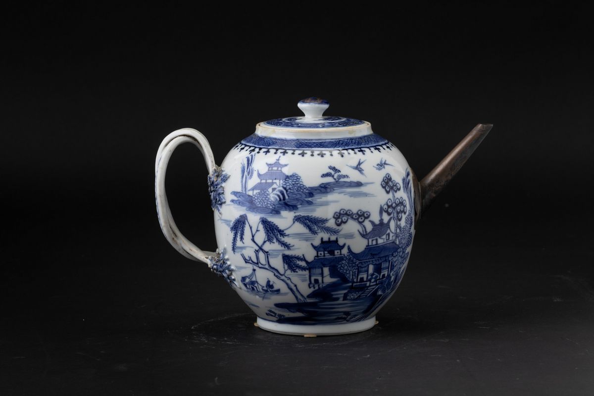 Teiera in Porcellana Bianca e Blu con Raffigurazioni di Paesaggio, Cina, Dinastia Qing, Epoca Qia...