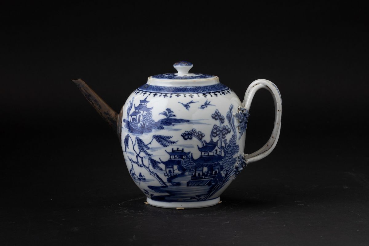 Teiera in Porcellana Bianca e Blu con Raffigurazioni di Paesaggio, Cina, Dinastia Qing, Epoca Qia...