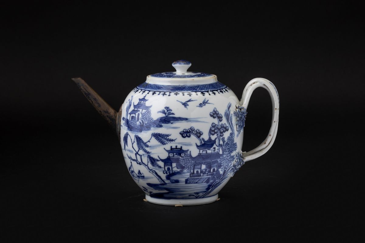 Teiera in Porcellana Bianca e Blu con Raffigurazioni di Paesaggio, Cina, Dinastia Qing, Epoca Qia...