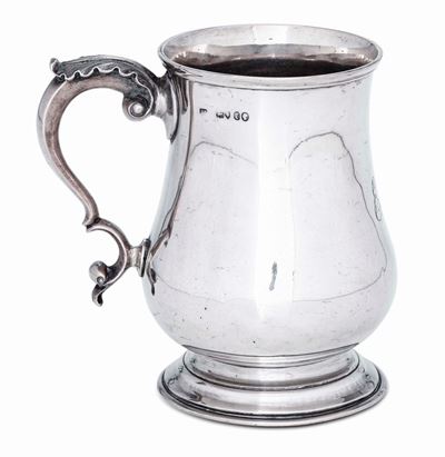 Boccale in Argento Sterlingfuso Sbalzato e Cesellato. Marchi della Città di Londra per L'anno 186...