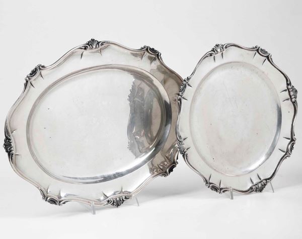 Piatto e vassoio ovale in argento con bordo sagomato. Argenteria italiana del XX secolo per Cipollina, Genova
