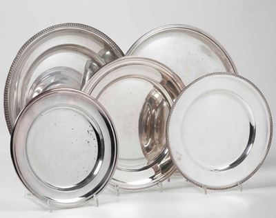 Cinque Piatti in Argento. Argenteria Italiana del XX-XXI Secolo. Argentieri Differenti