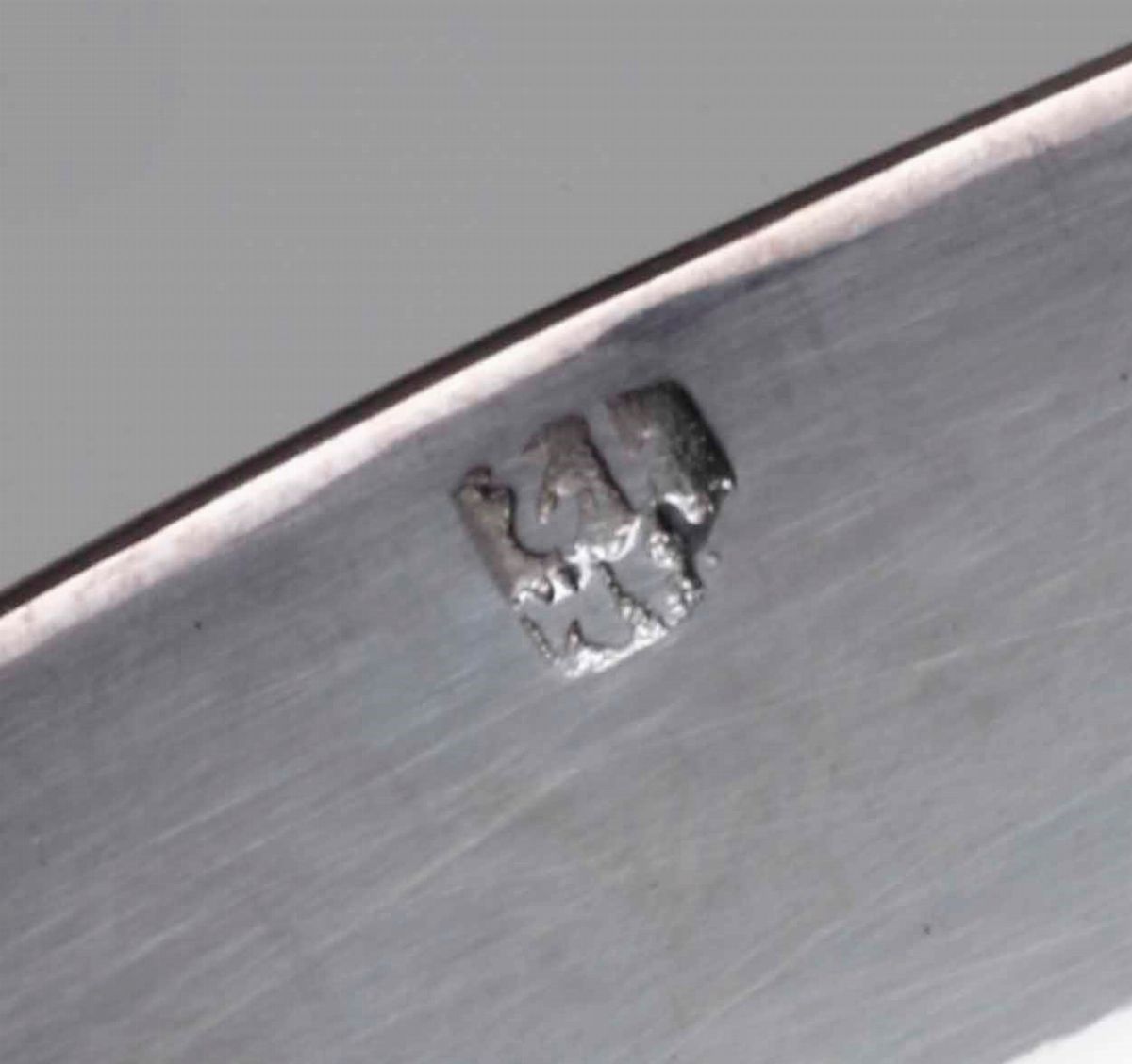 Cinque Piatti in Argento. Argenteria Italiana del XX-XXI Secolo. Argentieri Differenti