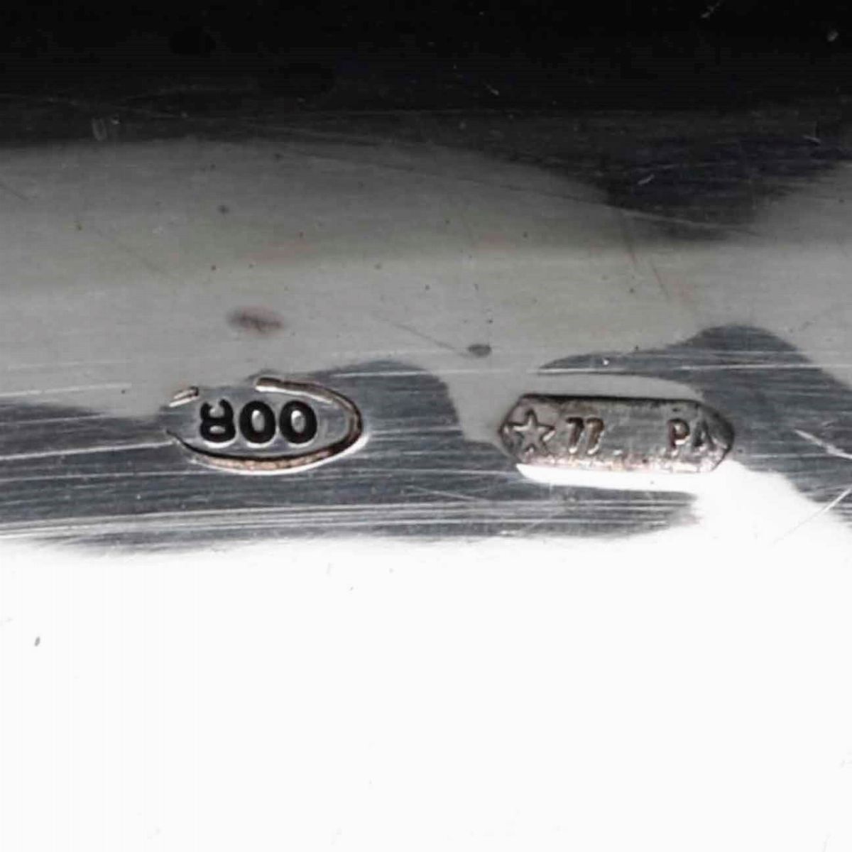Cinque Piatti in Argento. Argenteria Italiana del XX-XXI Secolo. Argentieri Differenti