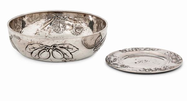 Ciotola e piattino in argento. Argenteria artistica fiorentina del XX secolo. Argentiere Brandimarte