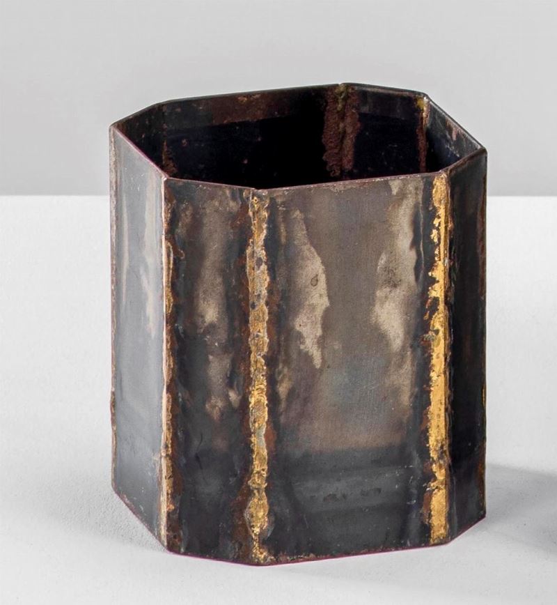 Enzo Mari : Iron sheet vase with visible unfinished welds.  - Auction Fine Design - Cambi Casa d'Aste