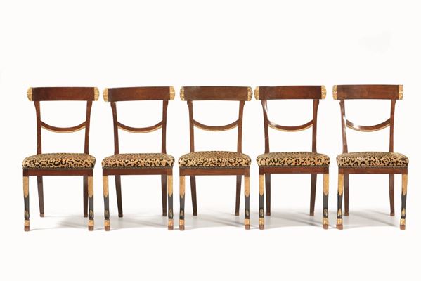 Gruppo di dodici sedie e due poltrone in legno intagliato, dipinto e dorato. XIX secolo