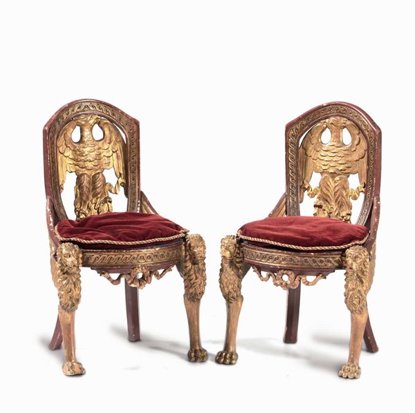 Coppia di sedie da parata in legno intagliato e dorato. Spagna (?) XIX secolo
