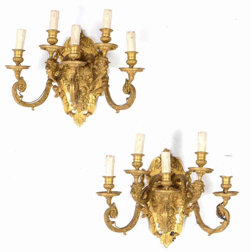 Coppia di appliques a cinque luci in metallo dorato. XX secolo  - Auction Antique April | Cambi Time - Cambi Casa d'Aste