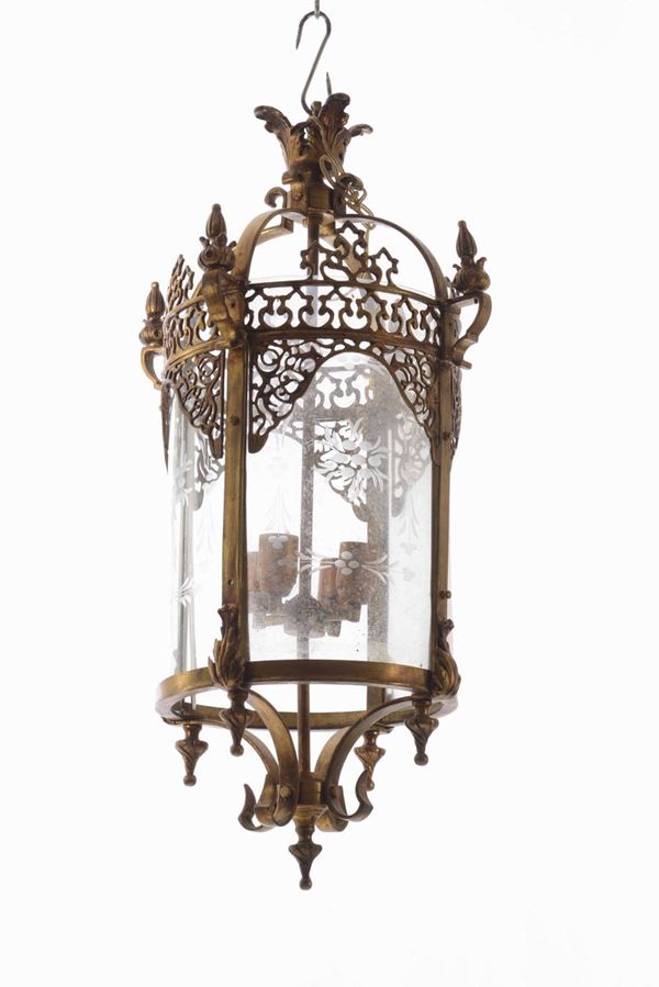 Lampadario a lanterna in metallo dorato e vetro. XX secolo