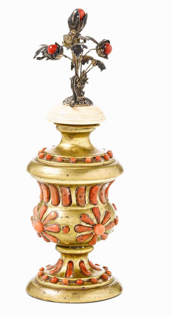 Vaso in rame traforato e dorato, corallo lavorato, avorio, filigrana d'argento e pasta vitrea. Sicilia (Trapani) XIX secolo