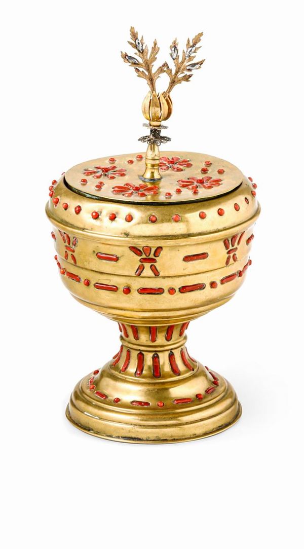 Vaso a urna in rame traforato e dorato, corallo lavorato e filigrana d'argento. Sicilia (Trapani) XIX secolo