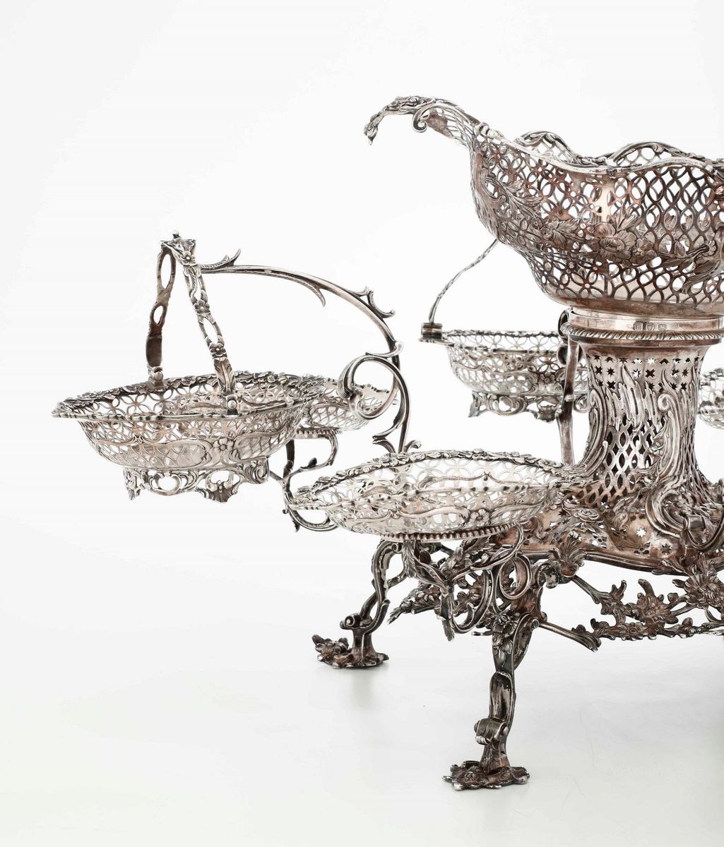 Importante Epergne in Argento Sterling Fuso, Sbalzato, Traforato e Cesellato. Londra 1766 Argenti...
