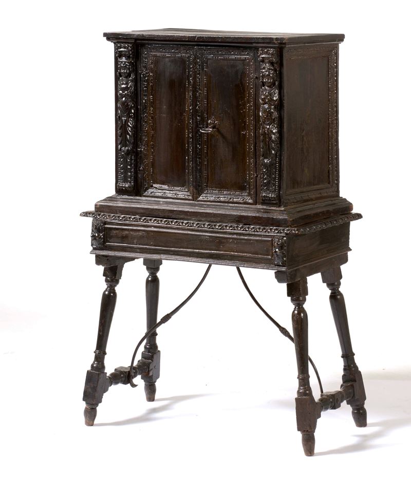 Stipetto in noce intagliato a bambocci. Italia meridionale XIX secolo  - Auction Antique - Cambi Casa d'Aste