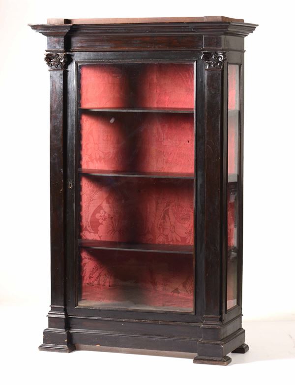 Vetrina in legno intagliato e scurito di gusto settecentesco. XIX-XX secolo