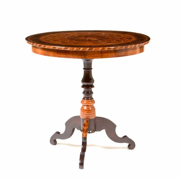 Tavolino da centro con piano circolare intarsiato in vari legni. Italia meridionale, XIX secolo